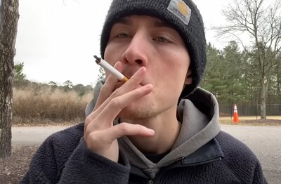 Лечение зависимости от табакокурения в Менделеевске Мужчина с сигаретой делает затяжку