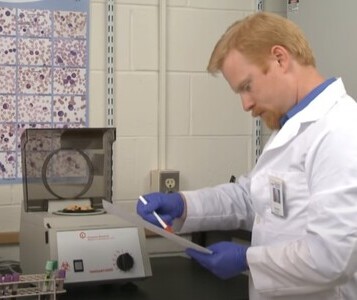 Клиника лечения наркозависимости в Менделеевске Врач в кабинете клиники