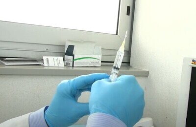 Проведение кодирования Вивитролом в Менделеевске Шприц с Вивитролом в руках у врача